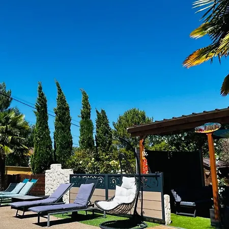 לינה וארוחת בוקר La Regence 4